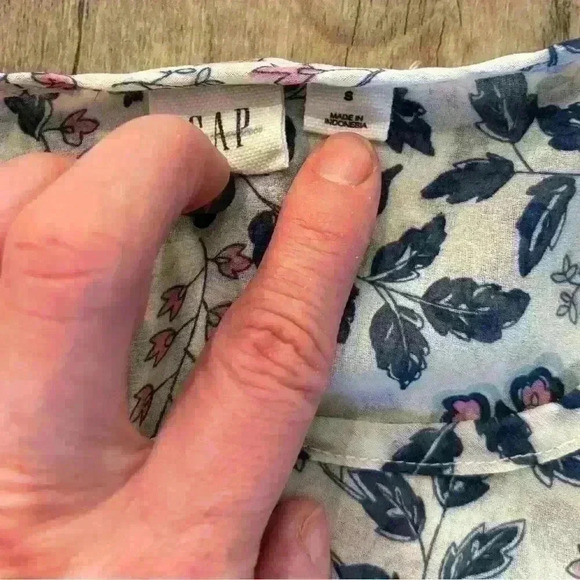 Gap sheer blouse size small - Picture 2 of 3